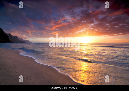 Coucher du soleil à Kee Beach. Kauai, Hawaii Banque D'Images