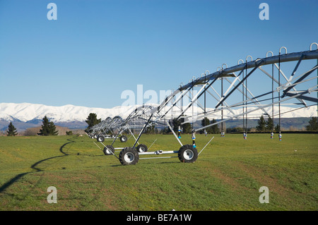 L'Irrigation à pivot central et montagnes enneigées près de Pleasant Point, South Canterbury, île du Sud, Nouvelle-Zélande Banque D'Images