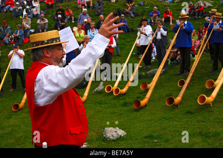 Chef d'un groupe de cor des Alpes alerte à la Fête des moutons à la Gemmi, Leukerbad, Loèche-les-Bains, Valais, Suisse Banque D'Images