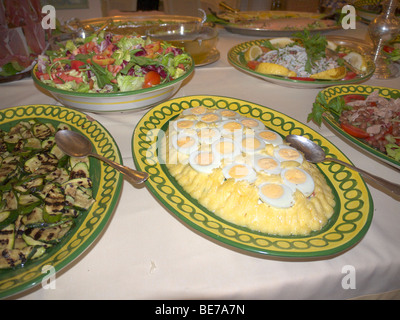 Le buffet avec des plats typiquement italiens et de l'alimentation affichent sur des plats de céramique italienne Banque D'Images