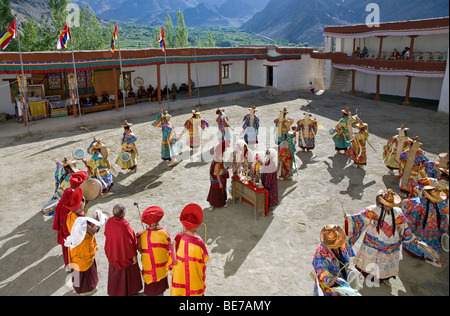 Monks danse avec costumes traditionnels. Le monastère de Phyang. Ladakh. L'Inde Banque D'Images