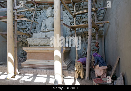 Les femmes ladakhis travaillant sur la construction d'une statue de Bouddha. Matho Gompa. Ladakh. L'Inde Banque D'Images