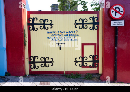 Chambre décorée dans des couleurs vives à Dingle, comté de Kerry en Irlande. Banque D'Images