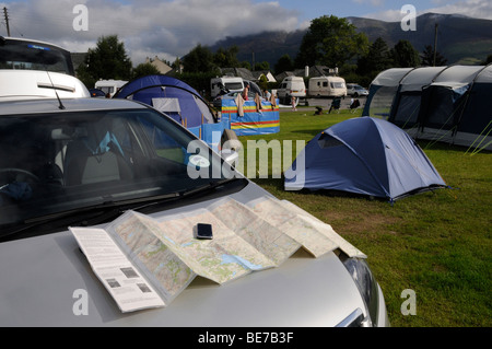 L'équipement de navigation sur une voiture, l'iphone et la carte, tandis que le camping dans le district du lac sur un séjour-cation, Cumbria. United Kingdom. Banque D'Images