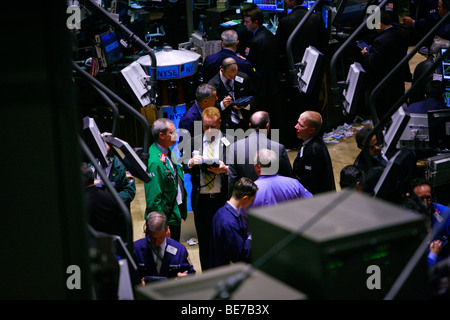 Vue générale de commerçants travaillant sur le parquet de la Bourse de New York à New York Banque D'Images