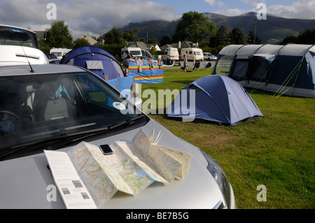 L'équipement de navigation sur une voiture, l'iphone et la carte, tandis que le camping dans le district du lac sur un séjour-cation, Cumbria. United Kingdom. Banque D'Images