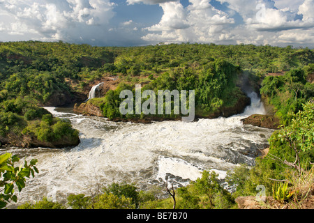 Avis de Murchison Falls sur le Nil Victoria dans le Parc National des chutes Murchison en Ouganda. Banque D'Images