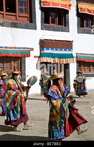 Les moines bouddhistes danse avec costumes traditionnels. Le monastère de Phyang festival. Ladakh. L'Inde Banque D'Images