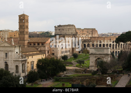 Vue de l'église de Santa Francesca Romana (Santa Maria Nova) et Colisée à partir de la colline du Palatin à Rome, Italie Banque D'Images