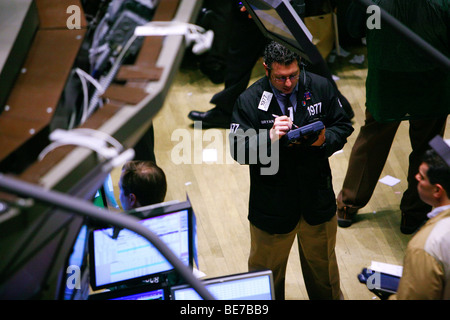 Vue générale de commerçants travaillant sur le parquet de la Bourse de New York à New York Banque D'Images