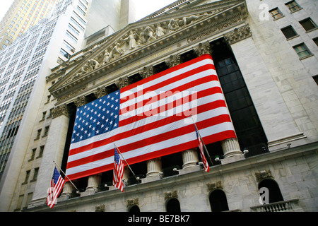 Façade de la Bourse de New York dans la ville de New York à Wall Street décoré d'un drapeau américain Banque D'Images