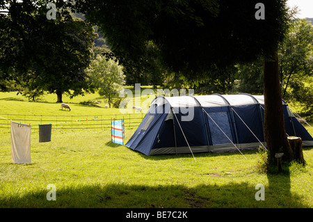 Grande tente familiale sous le soleil avec une corde à linge dans le district du lac sur un séjour-cation, Cumbria. United Kingdom. Banque D'Images