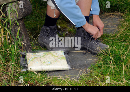 Close up of woman monopoliser la randonnée lacets avant une randonnée dans la région du Lake District, Cumbria. United Kingdom.
