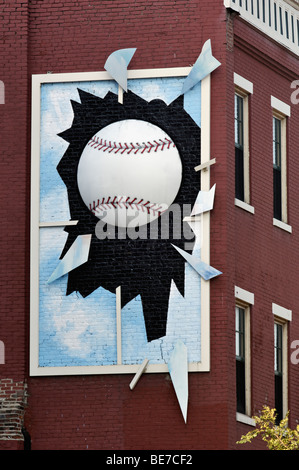 Diminsional drôle signe de rupture Baseball Trois Fenêtre sur le côté du bâtiment de l'aéroport de Louisville, Kentucky Banque D'Images