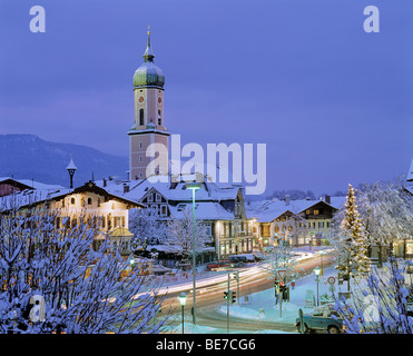 L'église paroissiale et l'arbre de Noël sur la place Marienplatz, à Noël, la tombée en hiver, Garmisch-Partenkirchen, Haute-Bavière, Bav Banque D'Images