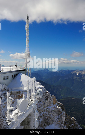 Tour d'antenne, les émetteurs et les instruments de mesure dans la partie autrichienne de la Zugspitze, district de Reutte, Tyrol, Au Banque D'Images