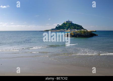 St Michaels mount comme vu de la plage de sable de Marazion Banque D'Images