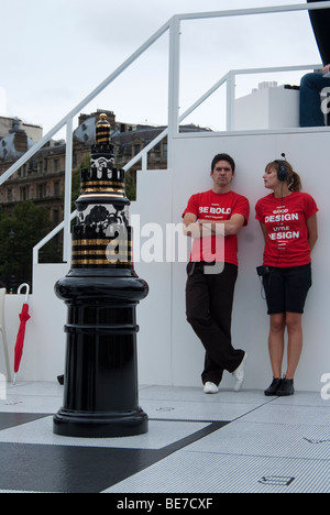 Jeu d'échecs et du conseil d'administration conçu par Jaime hayon pour le London Design Festival 2009. En usage à Trafalgar Square, Londres. Banque D'Images