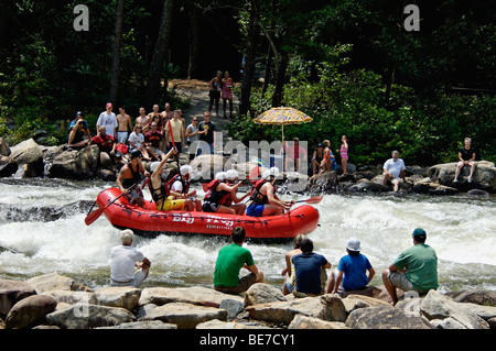 Spectateurs regardant le rafting sur la rivière Ocoee dans Polk County, Ohio Banque D'Images