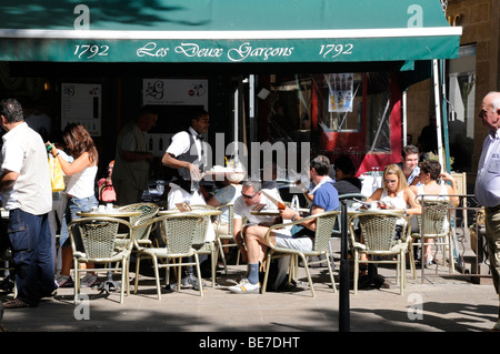 Garçon apporte des boissons dans un café français occupé sur le Cours Mirabeau, Aix en Provence. France Banque D'Images