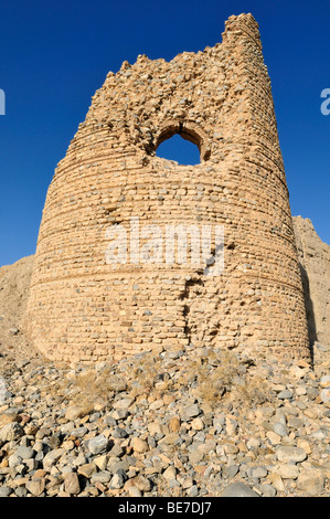 Adobe historique, tour de guet de fortification ou Château Fort Izki, Dakhliyah Région, Sultanat d'Oman, l'Arabie, Moyen-Orient Banque D'Images