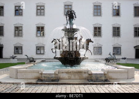 Fontaine dans la cour du château Schloss Zeil Zeil, district de Ravensburg, Allgaeu, en Haute Souabe, Bade-Wurtemberg, Germ Banque D'Images