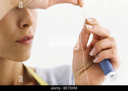 Aiguille enfilage femme, cropped Banque D'Images