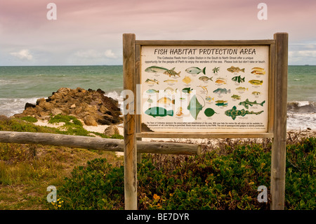 Inscrivez-vous sur la plage d'Australie Occidentale montrant des espèces de poissons protégées Banque D'Images