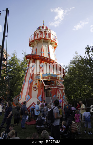 New-wave The fairground attraction, la vieille tour colorée utilisée comme une diapositive d'un tire-bouchon à levier fashion Banque D'Images