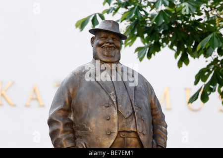 Sculpture en bronze de Manfred Deix en face de la caricature Karikaturmuseum museum, l'art de mille dans la région de Wachau, Krems, Aus Banque D'Images