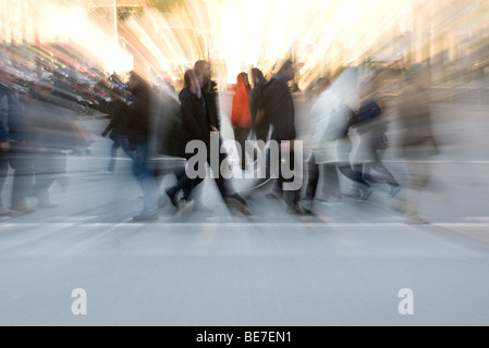 Les piétons traversant street, blurred Banque D'Images