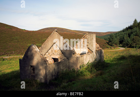 Croft en l'abandon du soleil pommelé dans Glen Buchat, Aberdeenshire, Ecosse, Royaume-Uni. Banque D'Images