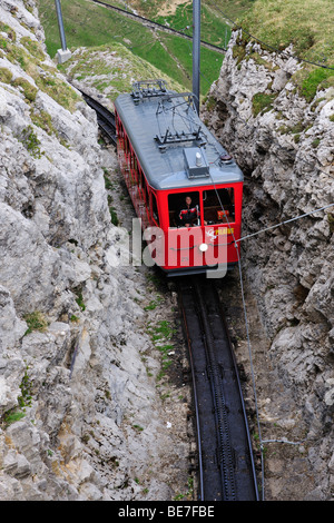 Avec 48 pour cent de la plus forte pente cog railway dans le monde ferroviaire, sur le Mont Pilatus près de Lucerne, Suisse, Europe Banque D'Images