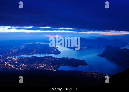 Voir tôt le matin depuis le Mont Pilatus sur le lac de Lucerne et de la ville de Lucerne, Suisse, Europe Banque D'Images
