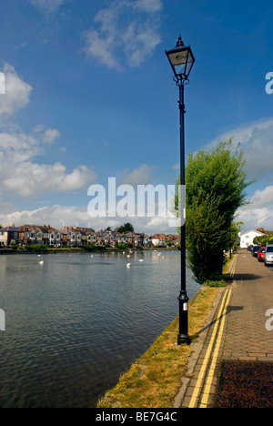 Vue Portrait de Romsey mill pond dans le Hampshire sur une belle journée Banque D'Images