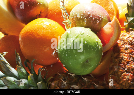 Fruits sous jet d'eau, oranges, citrons, pamplemousse, pomme, ananas Banque D'Images