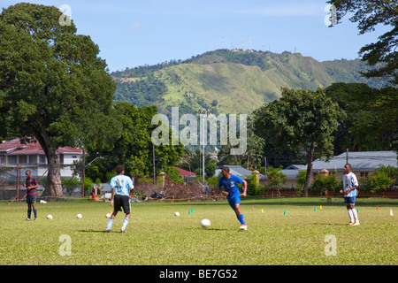 La pratique du football dans le Queens Park Savannah à Port of Spain Trinidad Banque D'Images