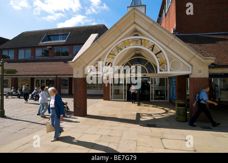 Entrée de la Swan Walk Shopping Centre à Horsham West Sussex UK Banque D'Images