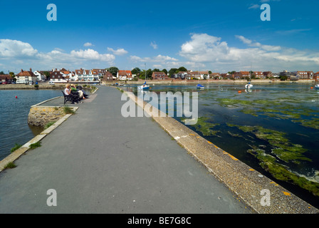 Emsworth promenade une belle journée d'été avec des gens assis sur un banc, eating ice cream Banque D'Images