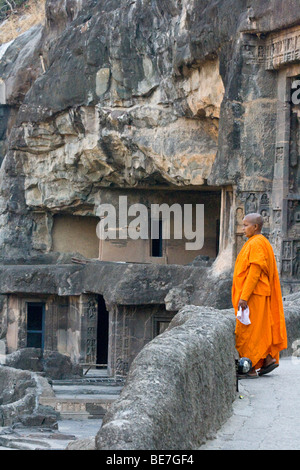 Le moine bouddhiste à Ajanta Caves en Inde Banque D'Images