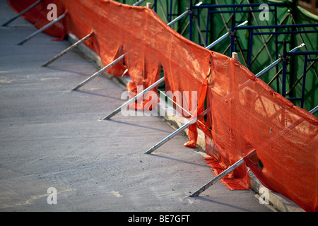 Net de sécurité de construction sur le toit du nouveau bâtiment Banque D'Images