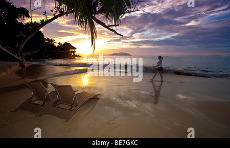 Coucher du soleil près de glacis, Sunset Beach Hotel, l'île de Mahé, Seychelles, océan Indien, Afrique Banque D'Images