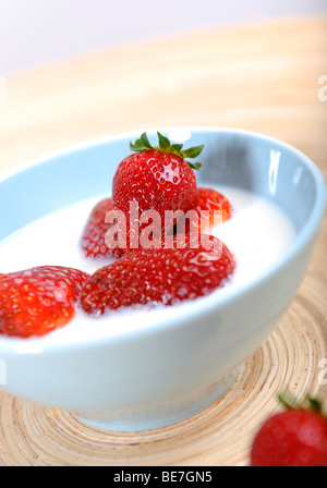 Les fraises avec du lait Banque D'Images