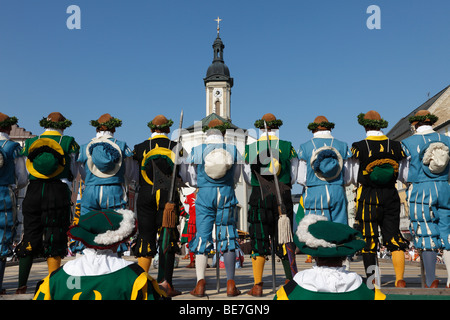 Danse de l'épée, Georgiritt historique, George's Ride, le lundi de Pâques procession, place de la ville avec l'église paroissiale de Traunstein, Chiemg Banque D'Images