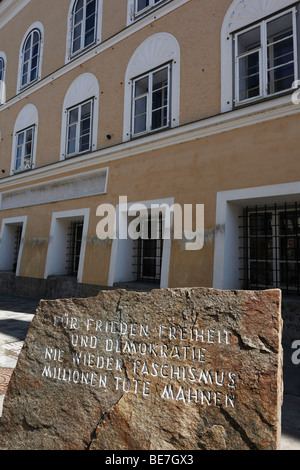 Mémorial en face de la maison natale de Hitler, Braunau am Inn, Innviertel, Haute Autriche, Autriche, Europe Banque D'Images