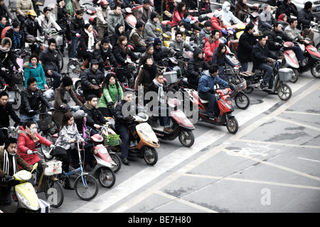 Foule sur les vélos et les motos crossing over à Shanghai, Chine Banque D'Images