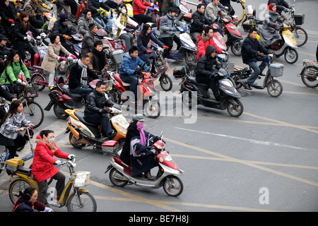 Foule sur les vélos et les motos crossing over à Shanghai, Chine Banque D'Images