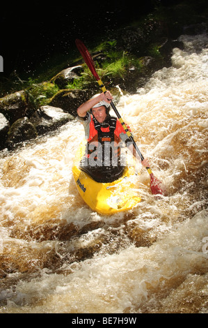 Un homme Tryweryn le kayak sur la rivière, Centre National de l'eau blanche, canoë sports nautiques près de Bala Gwynedd North Wales UK Banque D'Images