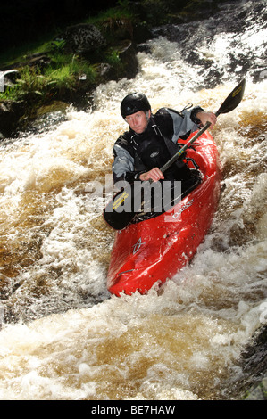 Une personne kayak sur le Tryweryn river, White Water Centre national de sports nautiques canoë, près de Bala Gwynedd North Wales UK Banque D'Images