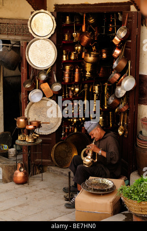 Maroc ; Fes ; Medina ; Place comme Brassmakers Seffarine, le Souk Banque D'Images